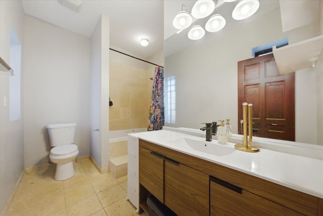 212 E 44th Street 3, Chicago, IL 60653