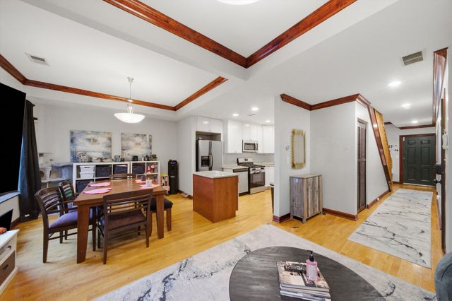 212 E 44th Street 3, Chicago, IL 60653