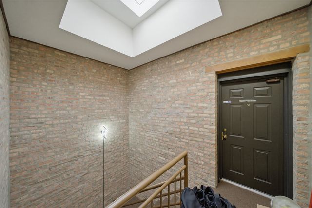 212 E 44th Street 3, Chicago, IL 60653