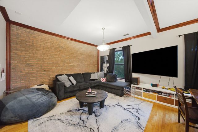 212 E 44th Street 3, Chicago, IL 60653