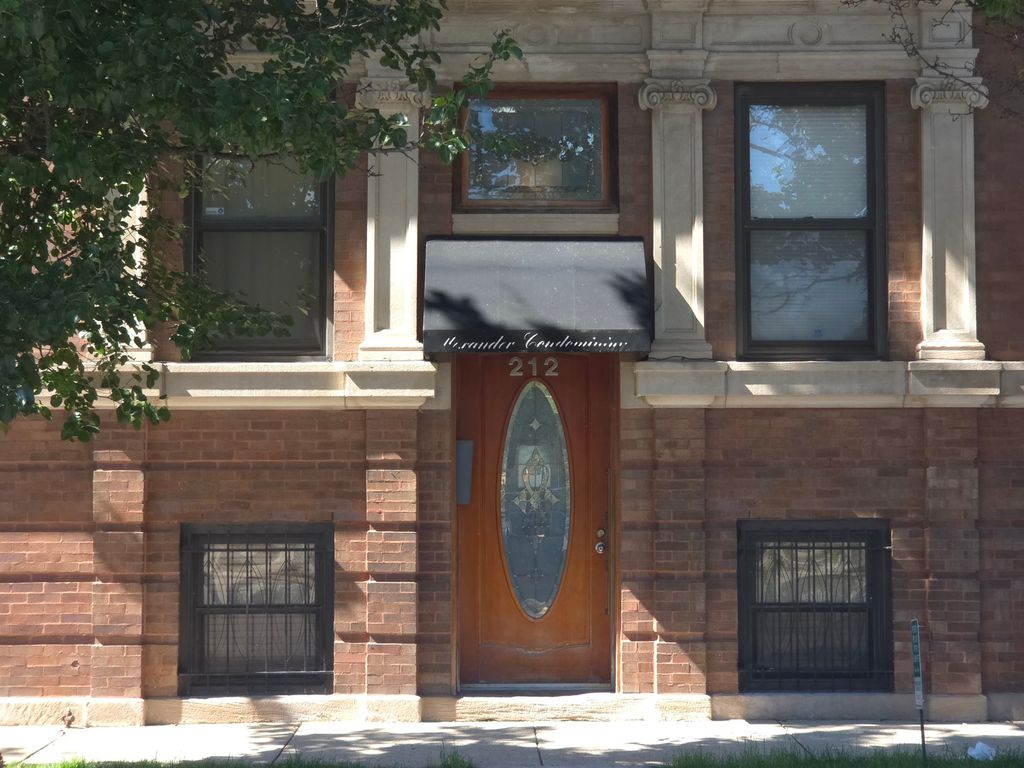 212 E 44th Street 3, Chicago, IL 60653