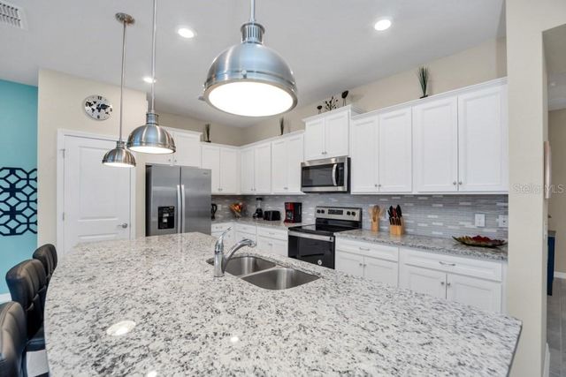 1320 LAVA TREE DR, Davenport, FL 33897