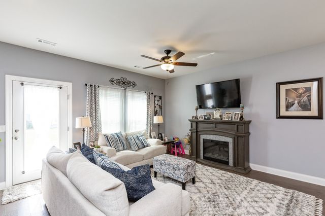 1210 West End Station Dr, Lebanon, TN 37087