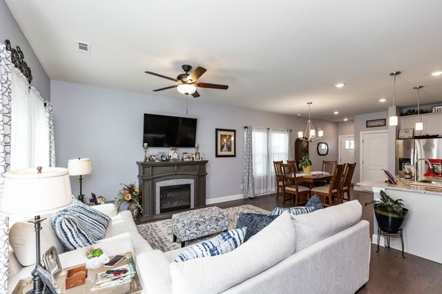 1210 West End Station Dr, Lebanon, TN 37087