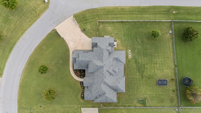 19236 E Twin Creeks Drive, Owasso, OK 74015