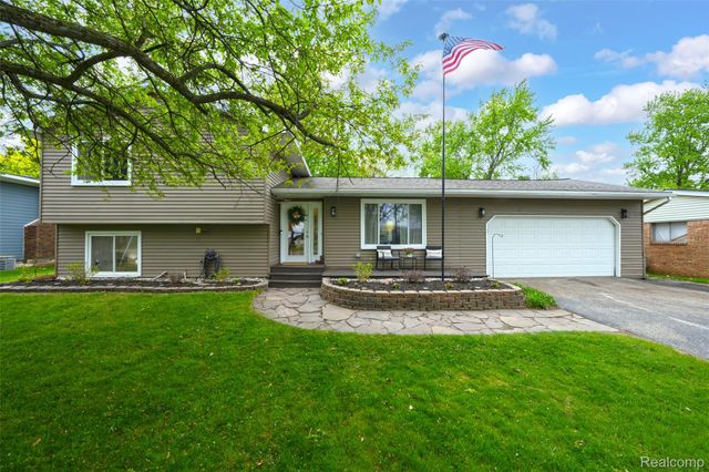 809 Holly Bush Drive, Holly Village, MI 48442