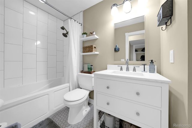 809 Holly Bush Drive, Holly Village, MI 48442