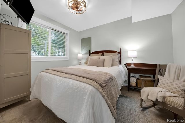 809 Holly Bush Drive, Holly Village, MI 48442
