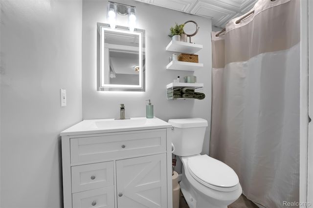 809 Holly Bush Drive, Holly Village, MI 48442