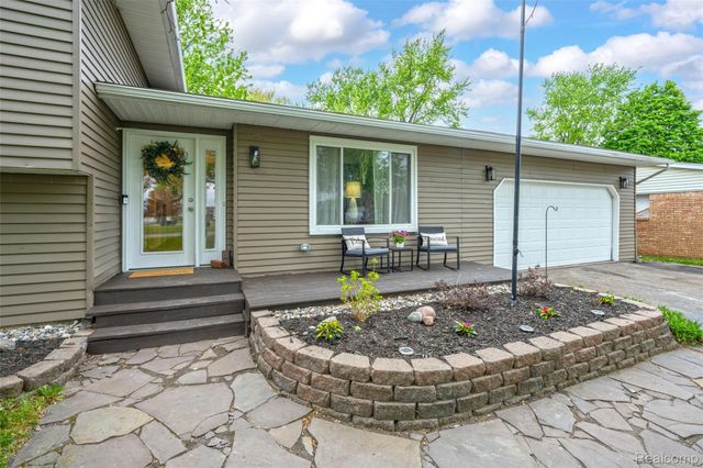 809 Holly Bush Drive, Holly Village, MI 48442