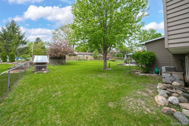 809 Holly Bush Drive, Holly Village, MI 48442