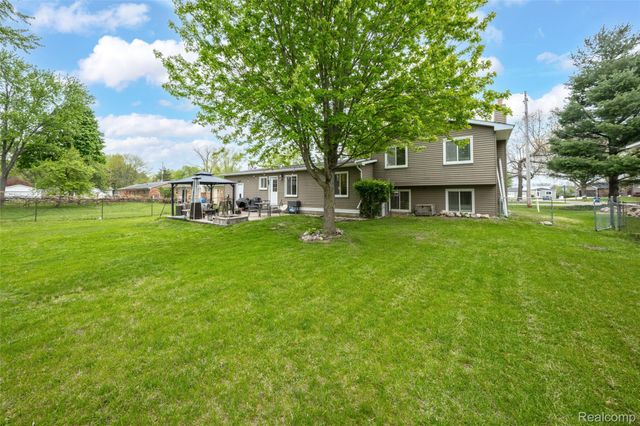 809 Holly Bush Drive, Holly Village, MI 48442