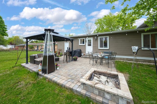 809 Holly Bush Drive, Holly Village, MI 48442