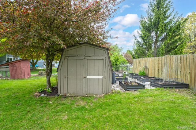 809 Holly Bush Drive, Holly Village, MI 48442