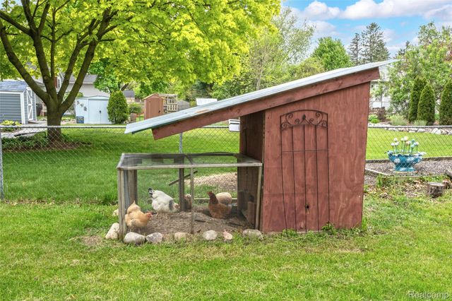 809 Holly Bush Drive, Holly Village, MI 48442
