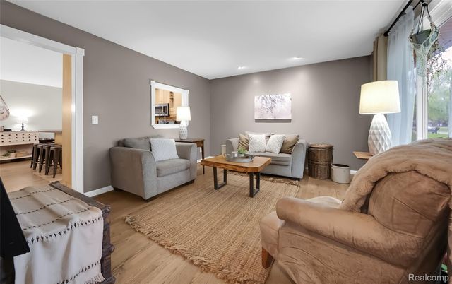 809 Holly Bush Drive, Holly Village, MI 48442