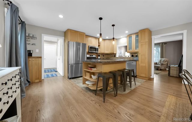 809 Holly Bush Drive, Holly Village, MI 48442