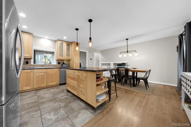 809 Holly Bush Drive, Holly Village, MI 48442