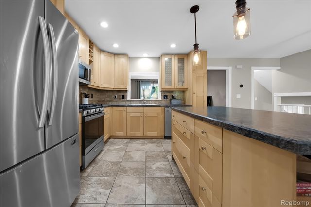809 Holly Bush Drive, Holly Village, MI 48442