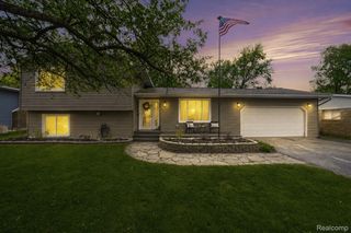 809 Holly Bush Drive, Holly Village, MI 48442