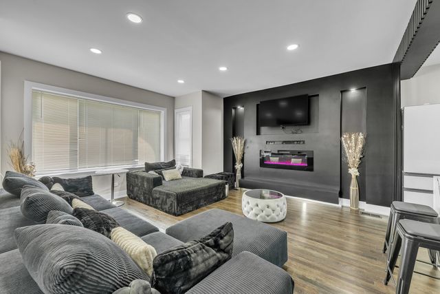 4938 N Central Park Avenue, Chicago, IL 60625