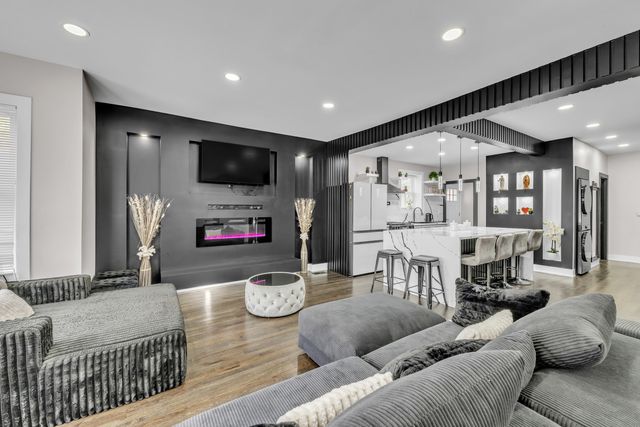 4938 N Central Park Avenue, Chicago, IL 60625