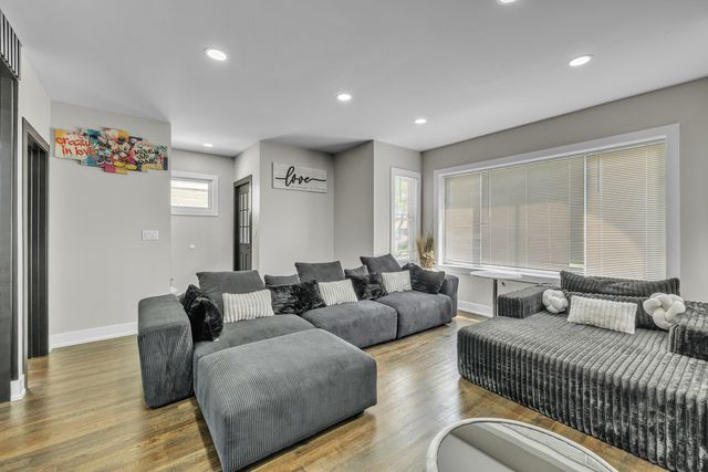 4938 N Central Park Avenue, Chicago, IL 60625