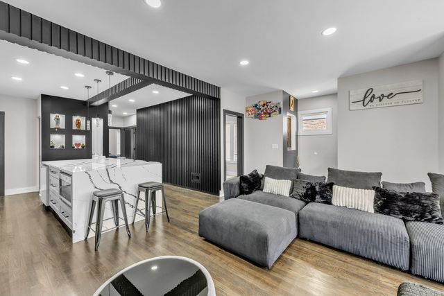 4938 N Central Park Avenue, Chicago, IL 60625