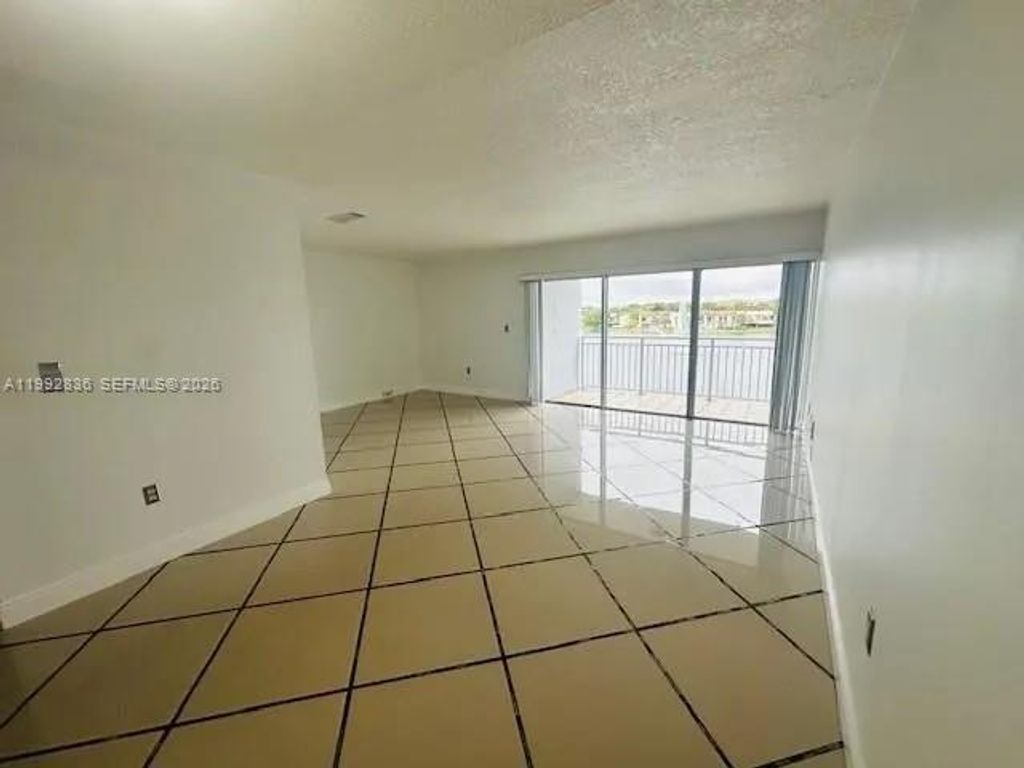 9351 Fontainebleau Blvd B409, Miami, FL 33172