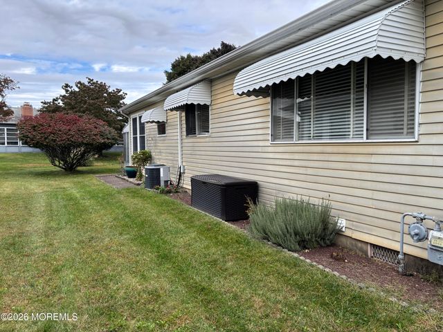 13 Newcastle Court, Toms River, NJ 08757