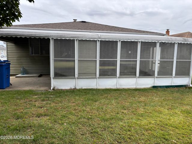13 Newcastle Court, Toms River, NJ 08757