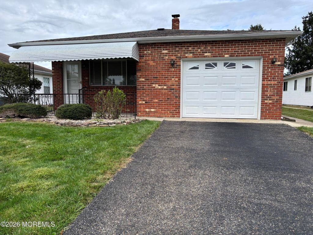 13 Newcastle Court, Toms River, NJ 08757