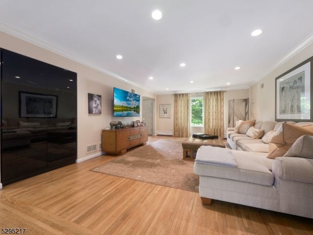 5 Bourbon St, Wayne Twp., NJ 07470