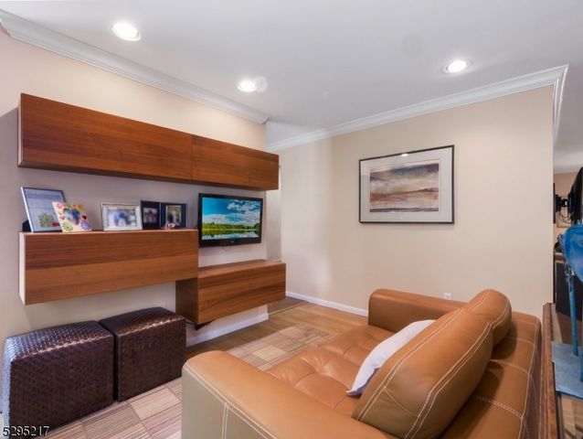 5 Bourbon St, Wayne Twp., NJ 07470