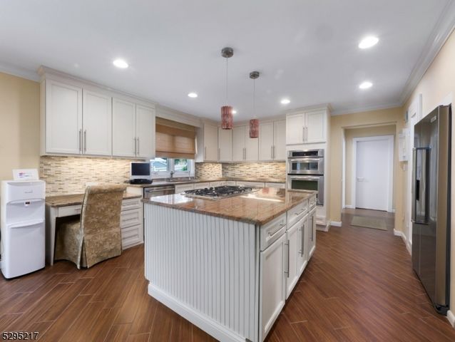 5 Bourbon St, Wayne Twp., NJ 07470