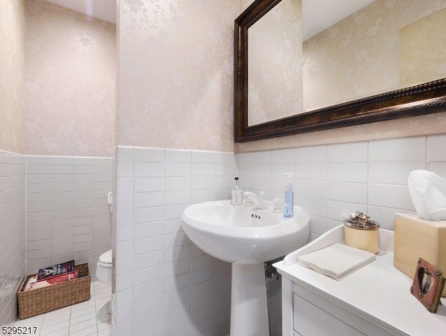 5 Bourbon St, Wayne Twp., NJ 07470