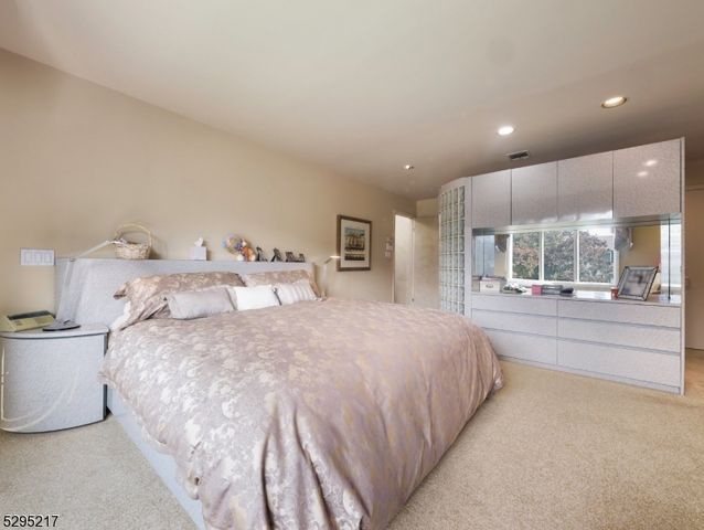 5 Bourbon St, Wayne Twp., NJ 07470