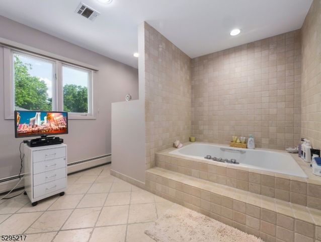 5 Bourbon St, Wayne Twp., NJ 07470