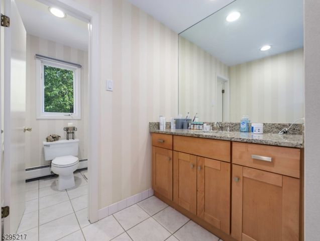 5 Bourbon St, Wayne Twp., NJ 07470