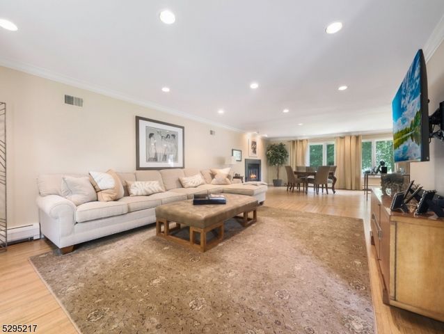 5 Bourbon St, Wayne Twp., NJ 07470