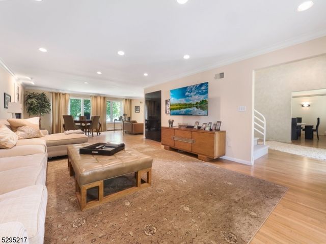 5 Bourbon St, Wayne Twp., NJ 07470