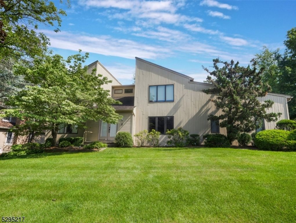 5 Bourbon St, Wayne Twp., NJ 07470