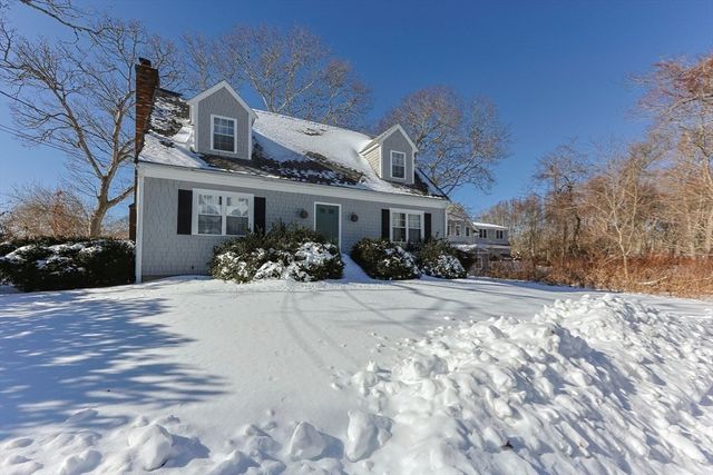 24 Montgomery Ct, Falmouth, MA 02540