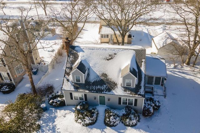 24 Montgomery Ct, Falmouth, MA 02540