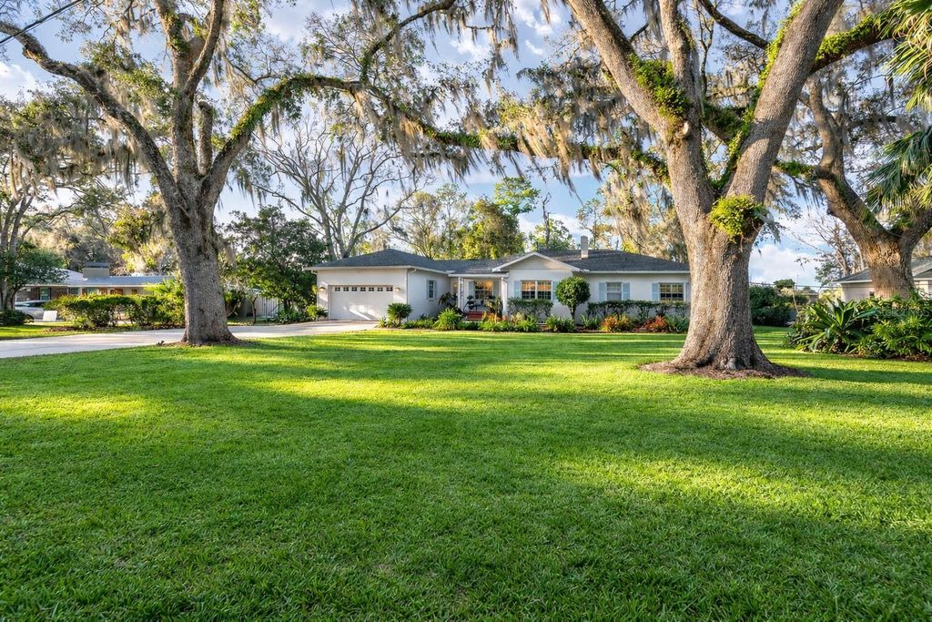 Image 3 of property listing at 1747 SE 5TH STREET, Ocala, FL 34471