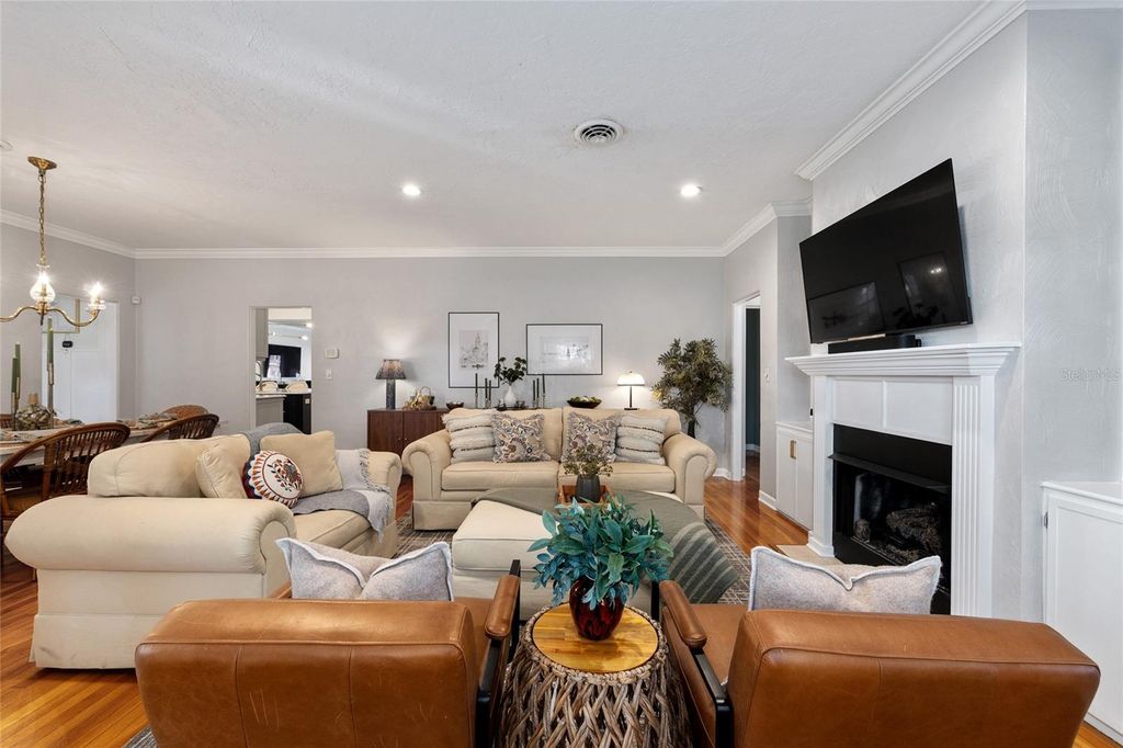 Image 8 of property listing at 1747 SE 5TH STREET, Ocala, FL 34471