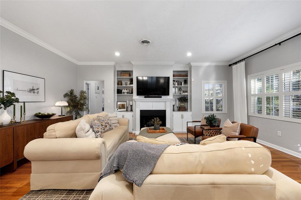 Image 9 of property listing at 1747 SE 5TH STREET, Ocala, FL 34471