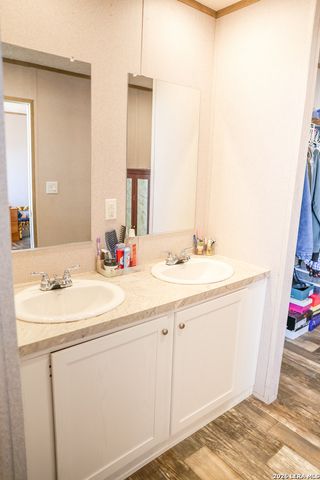 35 S Ala Blanca, Lytle, TX 78052