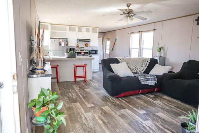 35 S Ala Blanca, Lytle, TX 78052