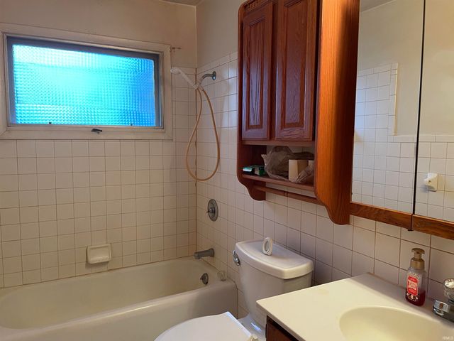 304 E Pickwick Drive, Syracuse, IN 46567